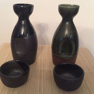 Sake set two bottles (6.5 x 2.25) two cups(2x1.5), rare find, great shape.